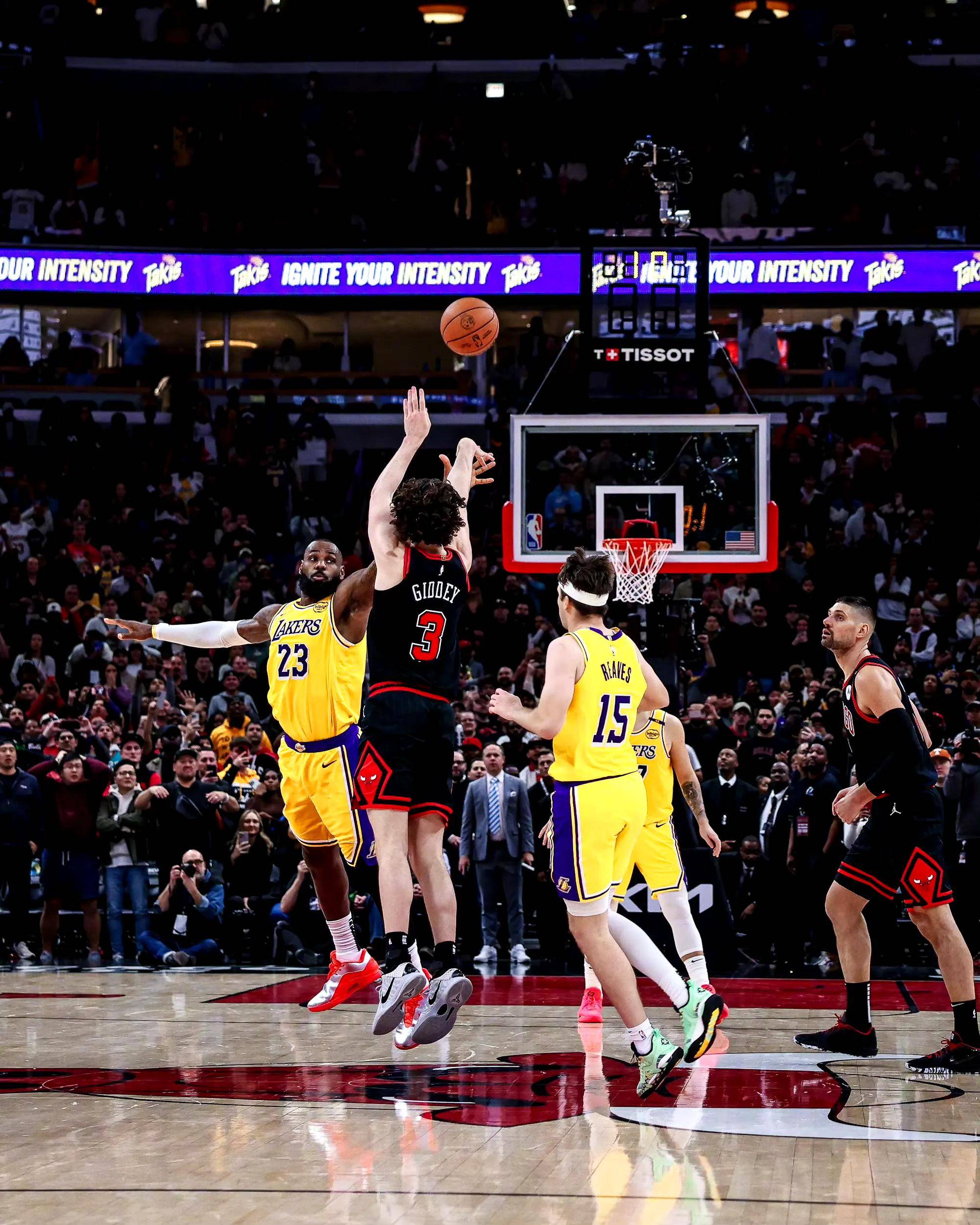 詹姆斯砍下分，湖人主场大胜公牛的简单介绍