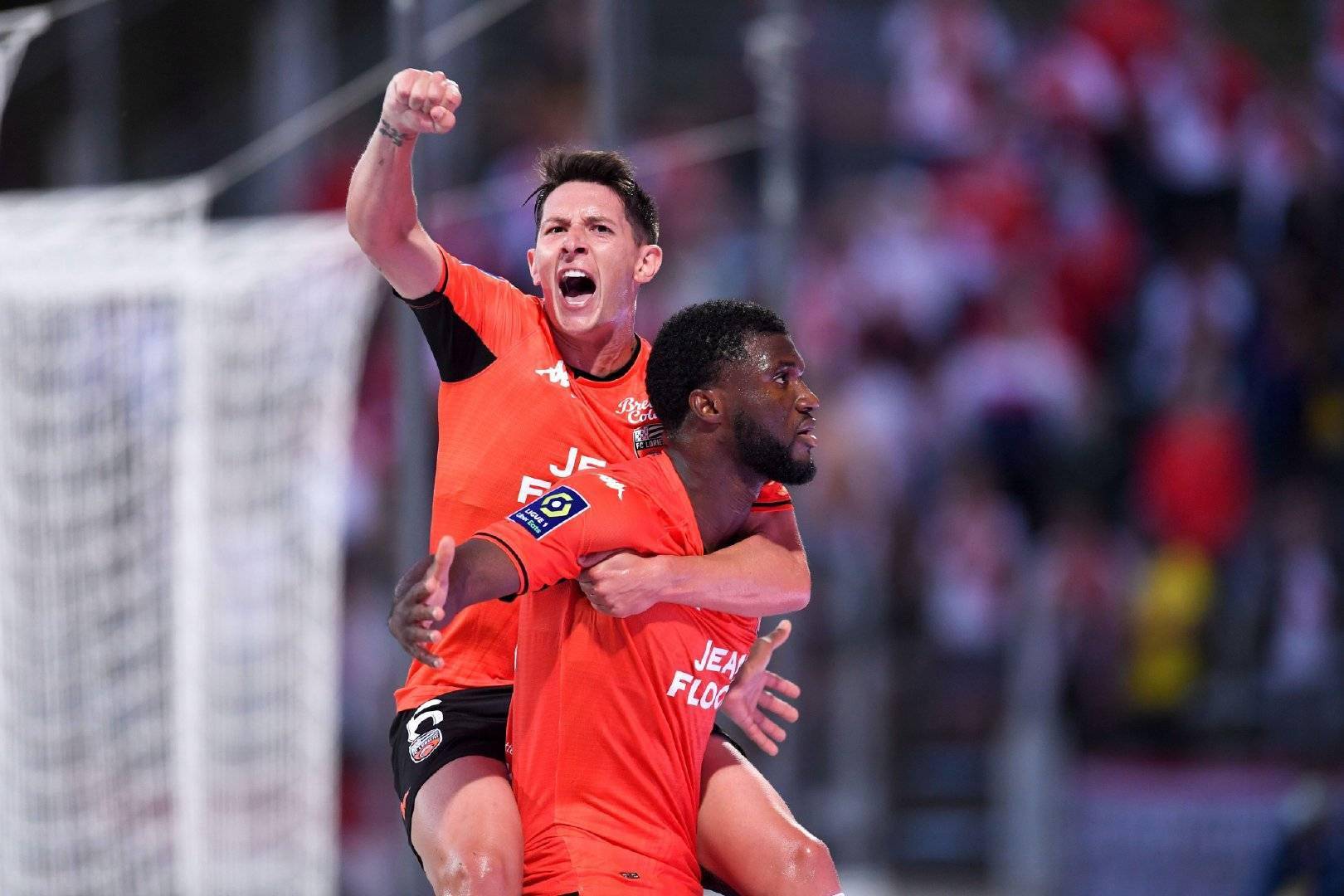 巴伦西亚客场被康普顿逼平，积分略有上升