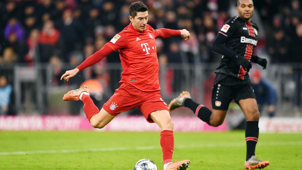 莱万多夫斯基遭遇十五连败，日本队教练面临压力！